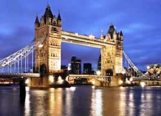 ein Bild der Tower Bridge in London, abends