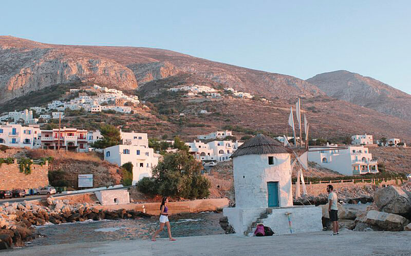 ein Bild von Amorgos mit Blick auf Gebäude und Berge