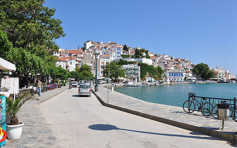 ein Bild der Skopelos-Stadt mit Blick auf die Gebäude und das Meer