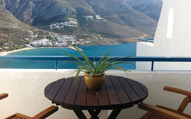 ein Bild von einem Balkon des Hotels Aegialis auf Amorgos mit Blick auf das Meer