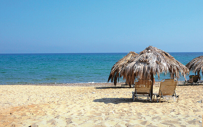 ein Bild des Agistros Strandes auf Skiathos mit Blick auf das Meer