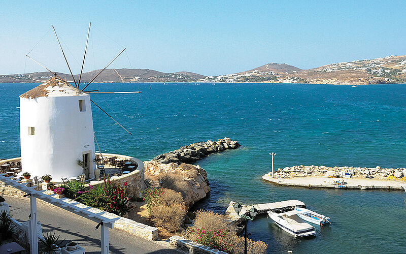 ein Bild von Parikia auf Paros mit Blick auf das Meer