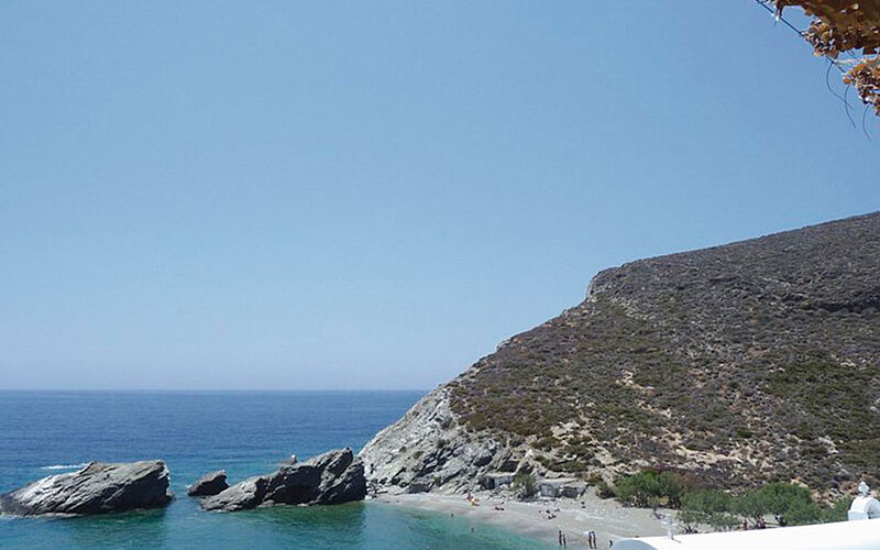 ein Bild mit Blick auf den Agio Nikolas Strand auf Folegandros