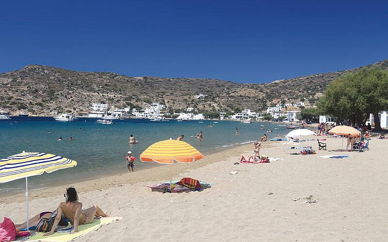 ein Bild des Vathi Strandes auf Sifnos mit Menschen und weißem Sand