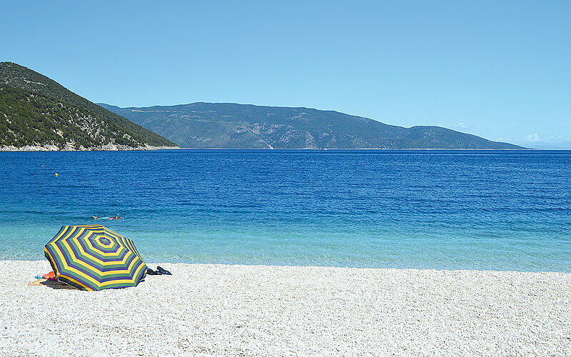 ein Foto mit Blick auf den Petani Strand auf Kefalonia und das Meer