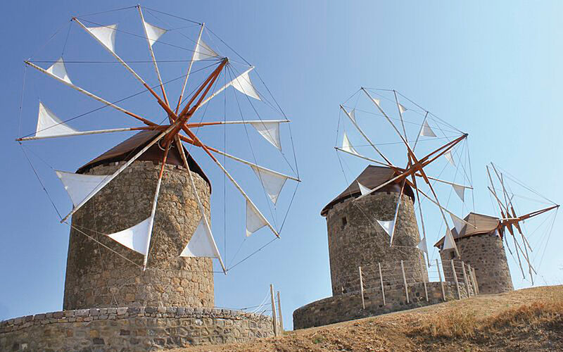ein Bild von drei Windmühlen auf Patmos 