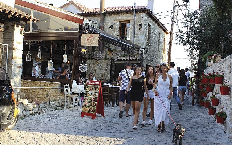 ein Bild von der Stadt in Afitos auf Chalkidiki mit Menschen und Gebäuden