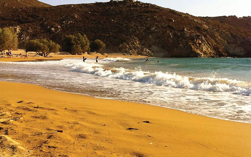 ein Bild eines Strandes auf Patmos mit Blick auf das Meer und Hügel bzw. Berge
