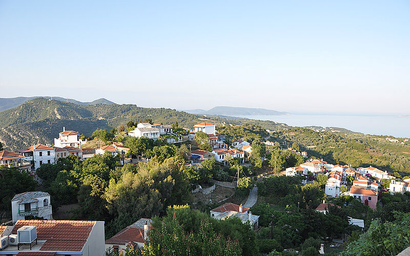 ein Bild der Hafenstadt Patitiri auf Alonissos, fotografiert von oben