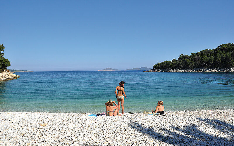 ein Bild des Leftos Yialos Strandes auf Alonissos mit Blick auf das Meer