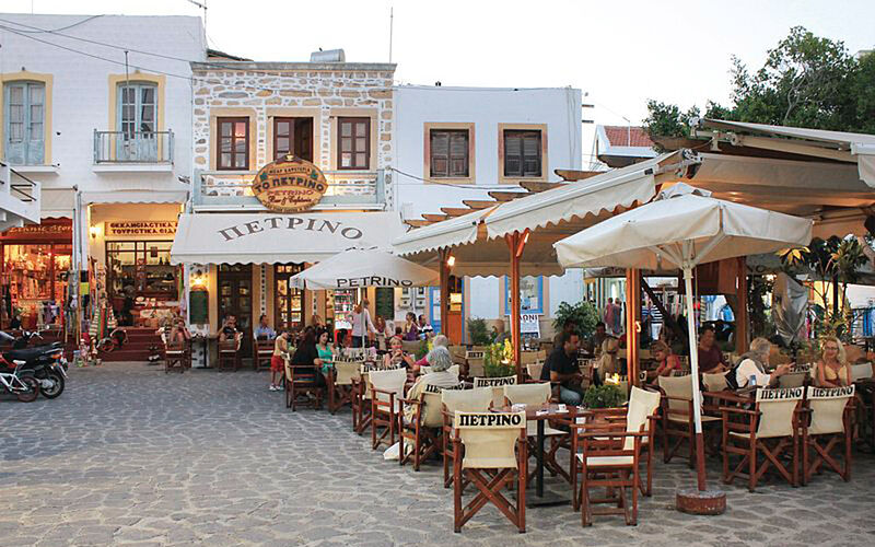 ein Bild von Skala auf Patmos mit Blick auf ein Restaurant