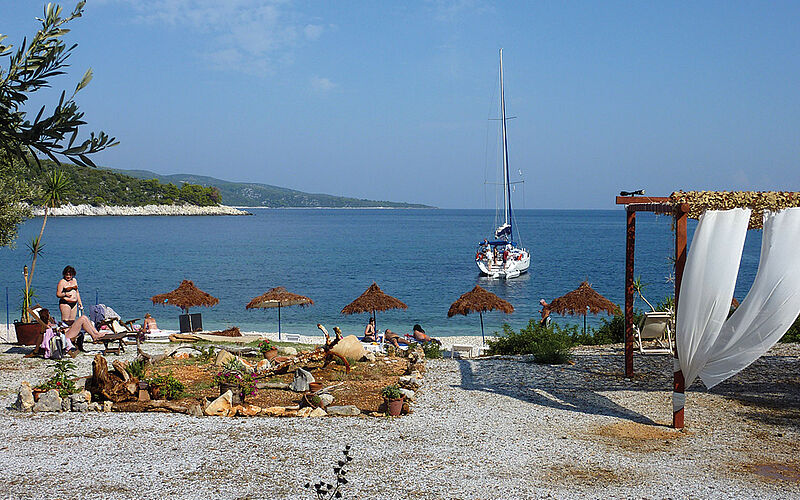 ein Bild des Leftos Yialos Strandes auf Alonissos mit Blick auf das Meer