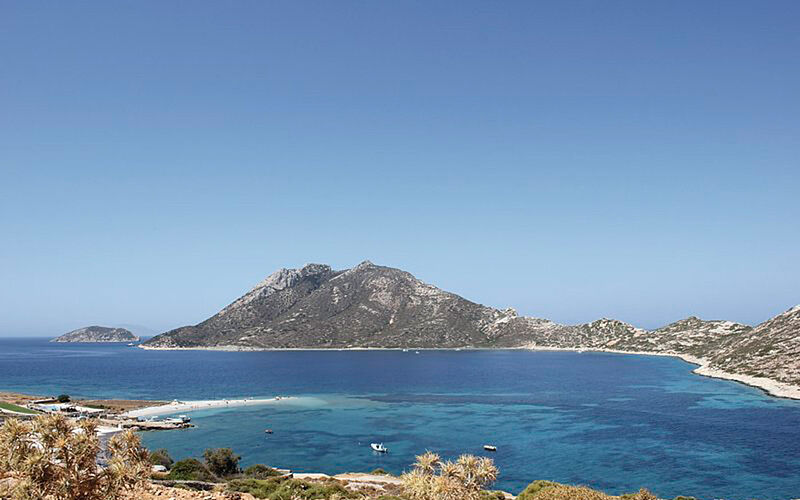 ein Bild von Amorgos mit Blick auf das Meer und einen Hügel