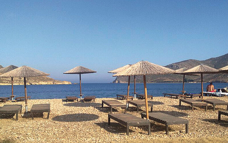 Patmos, Strand ein Bild eines Strandes auf Patmos mit Blick auf Sonneschirme, Liegestühle, den Strand und das Meer