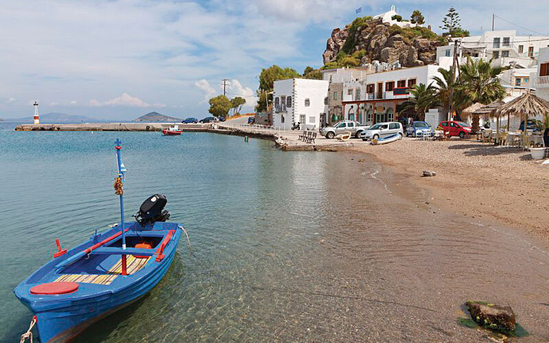 ein Bild von Panos Karapanagiotis auf Patmos mit Blick auf den Strand, das Meer, ein Boot und Gebäude