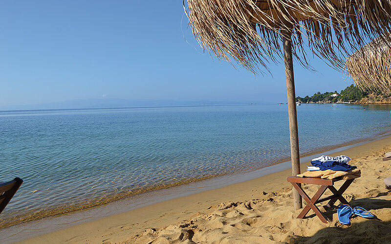 ein Bild des Platanias Strandes auf Skiathos mit Blick auf das Meer