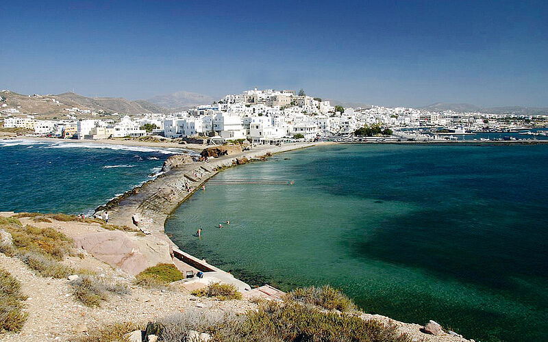 ein Foto mit Blick auf das Meer und auf die Naxos-Stadt