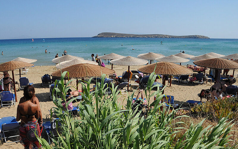 ein Bild des Golden Beach Strandes auf Paros mit Blick auf das Meer und Sonnenschirme