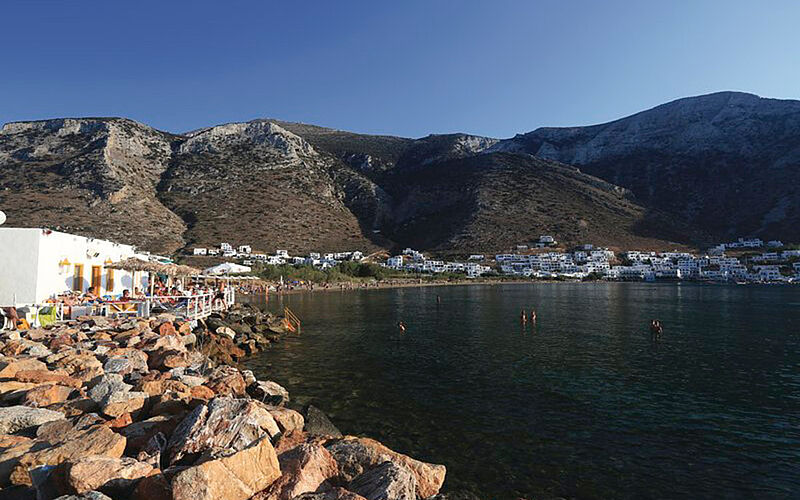 ein Bild des Kamares Strandes auf Sifnos mit Ausblick auf Berge und das Meer