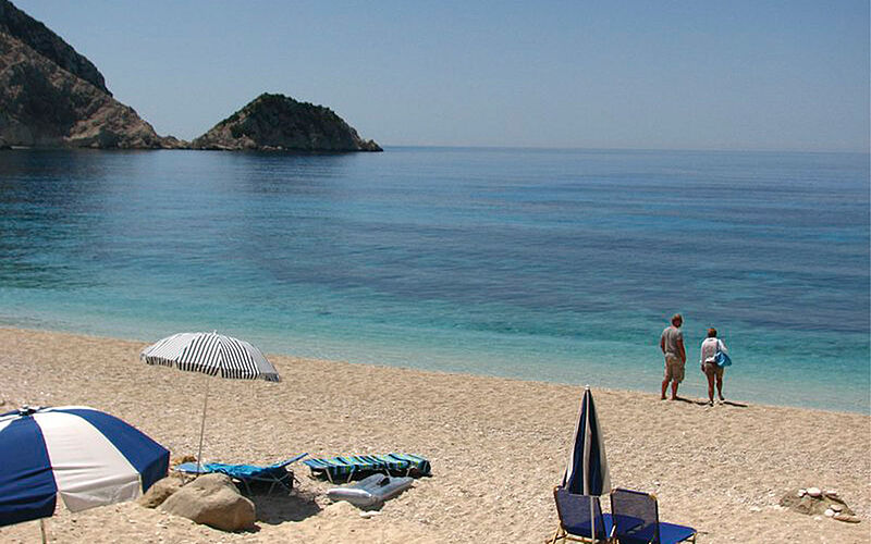 ein Bild mit Blick auf den Petani Strand auf Kefalonia