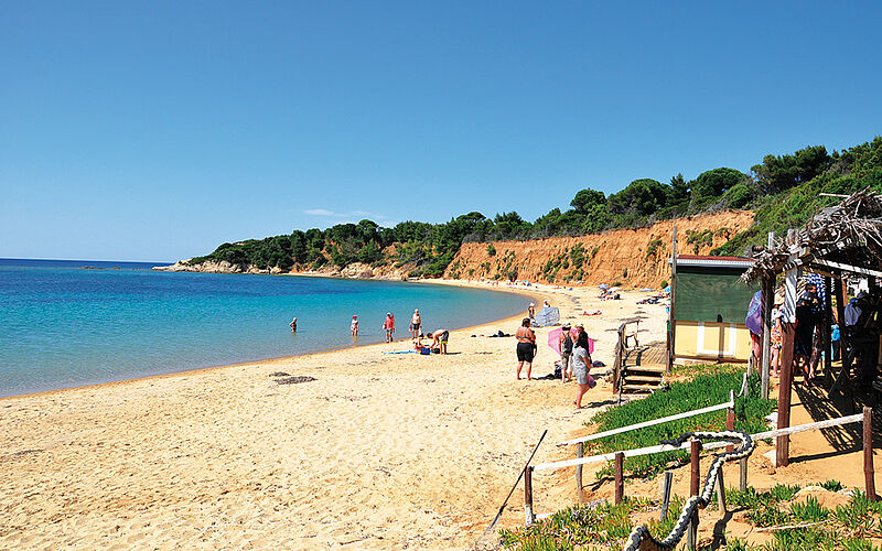 ein Bild des Mandraki Strandes auf Skiathos