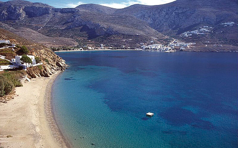 ein Bild eines Strandes auf Amorgos mit Blick auf das Meer