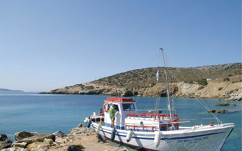 ein Bild von Koufonissi mit einem Schiff und Blick auf das Meer