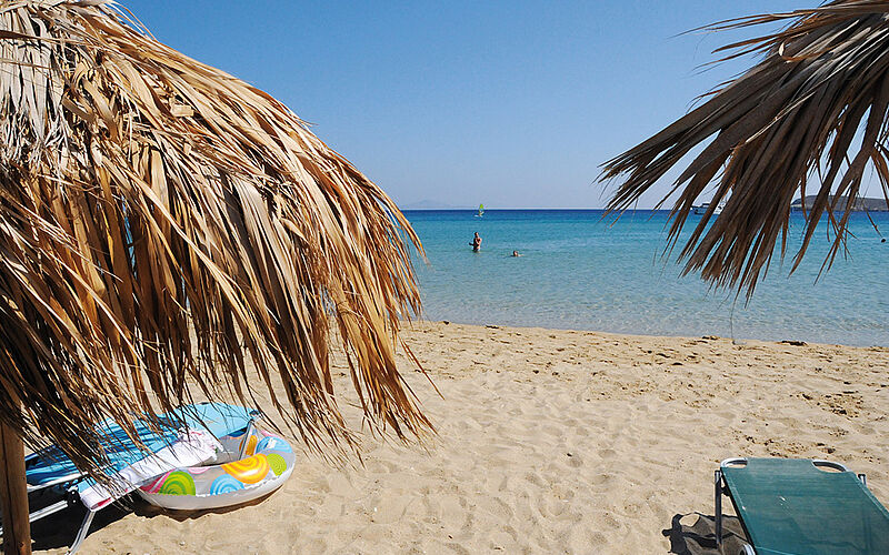 ein Bild des Golden Beach auf Paros mit Blick auf das Meer