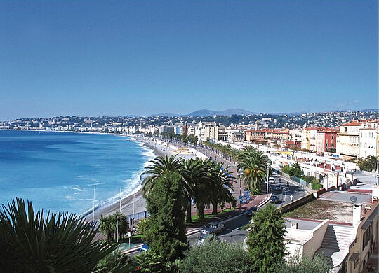 ein Bild von Nizza in Frankreich mit Blick auf das Meer, den Strand und die Stadt