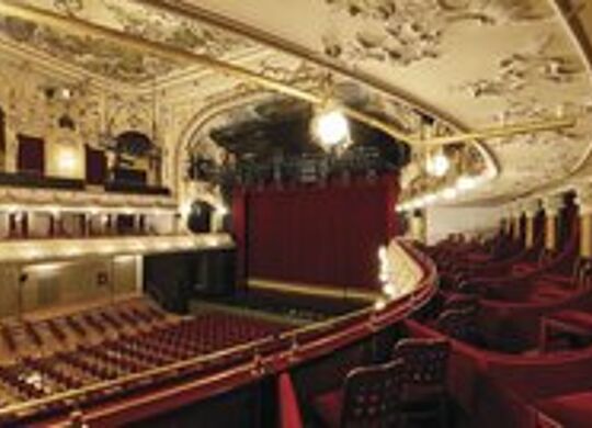 ein Bild der Bühne und Sitzplätzen des Theaters Ronacher in Wien