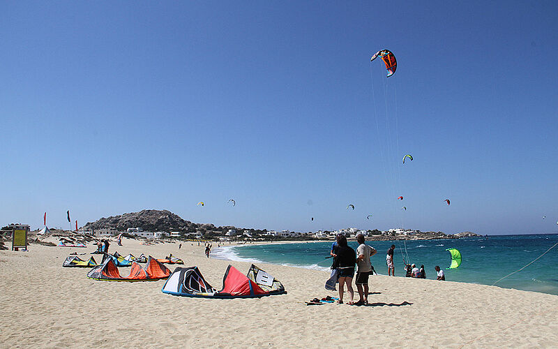 der Orkos Strand auf Naxos mit Urlaubern oder Einheimischen