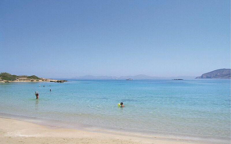 ein Bild des Charakopou Strandes auf Antiparos mit Blick auf das Meer