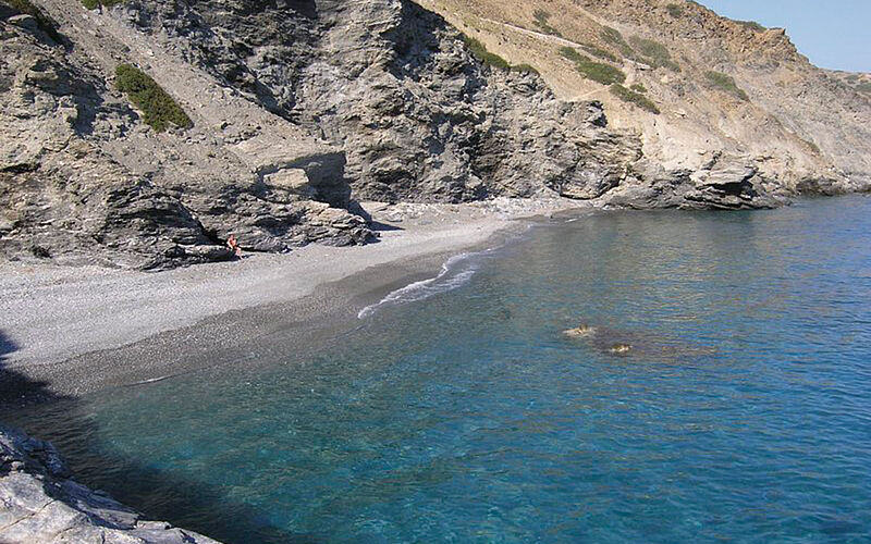 ein Bild von Amorgos mit Blick auf das Meer und einen Strand