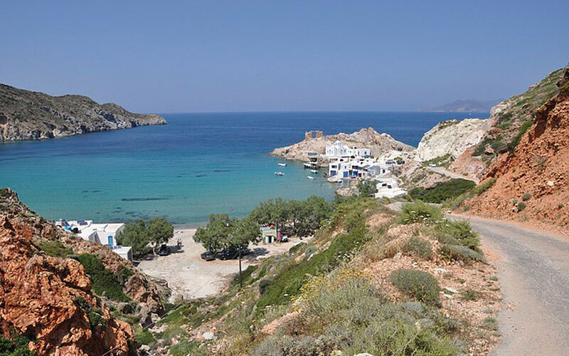 ein Bild von Firopotamos auf Milos mit Blick auf das Meer