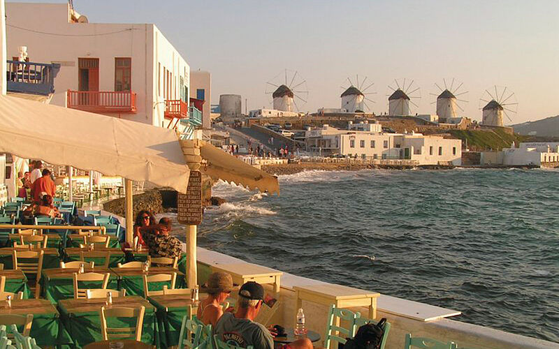 ein Bild der Stadt auf Mykonos mit Blick auf Gebäude und das Meer