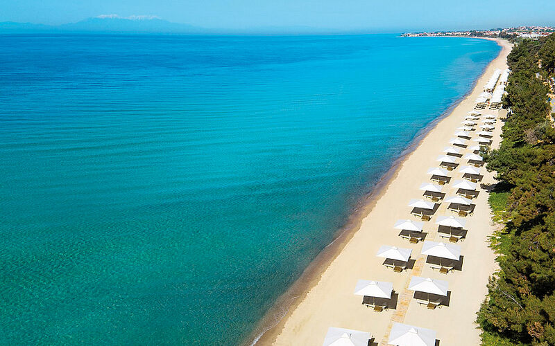 ein Strand auf Chalkidiki mit Blick auf das Meer und den Strand mit Sonnenschirmen