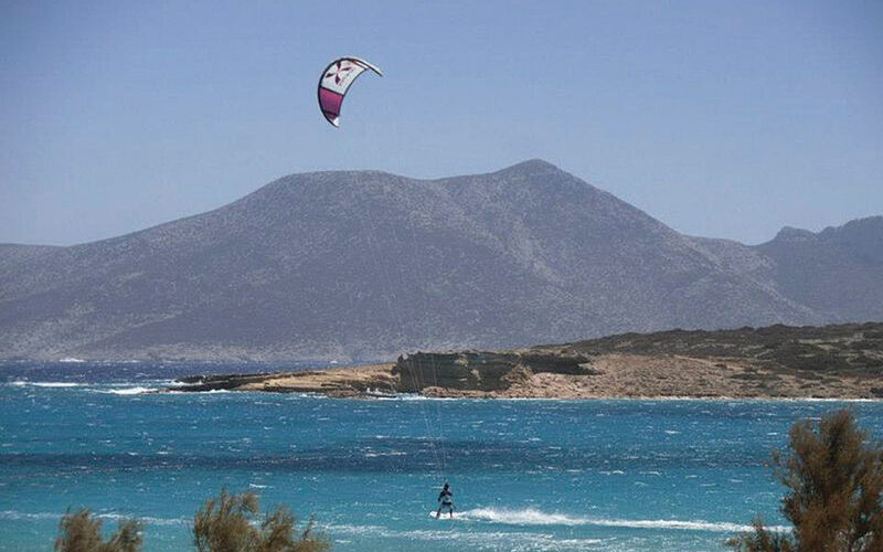 Pori Strand ein Bild des Pori Strandes auf Koufonissi mit Blick auf das Meer und einen Wassersportler