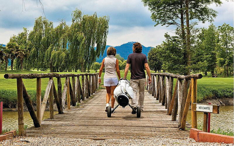 Golfclub Galzignano ein Bild von zwei Menschen im Golfclub in Galzignano