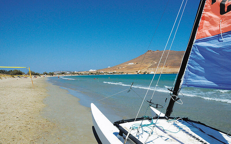 ein Bild des Molos Strandes auf Paros mit Blick auf das Meer