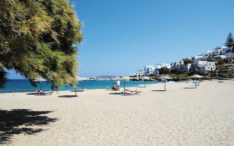 ein Bild des Piperi Strandes auf Paros mit Blick auf den Sand und das Meer