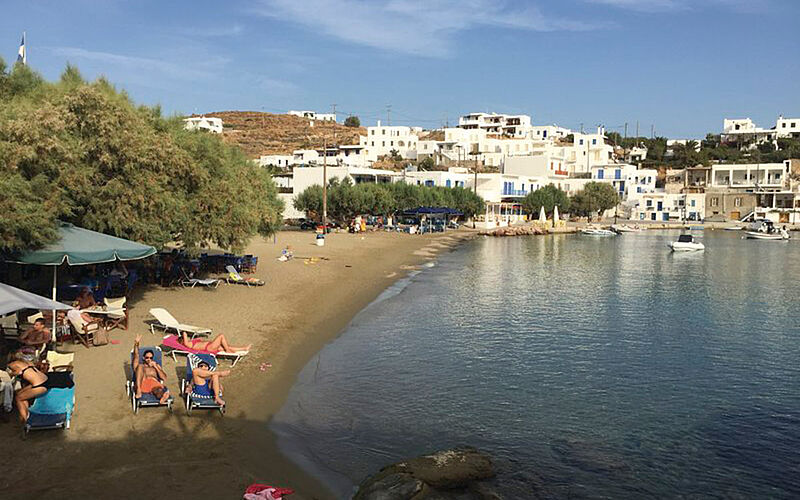 ein Bild des Vathi Strandes auf Sifnos mit Blick auf weiße Gebäude 