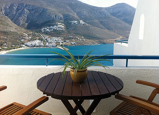 ein Bild von Amorgos mit Blick auf das Meer von einem Balkon aus