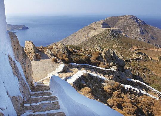 ein Bild von Profitis Ilias auf Patmos mit Blick auf die Natur und das Meer