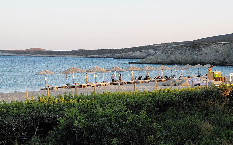 ein Bild des Soros Strandes auf Antiparos mit Blick auf Sonnenschhirme und das Meer