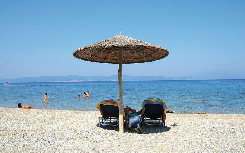 ein Bild des Kechria Strandes auf Skiathos mit Blick auf das Meer