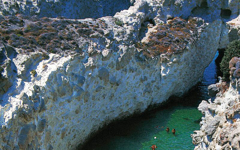 ein Bild des Papafragas Strandes auf Milos mit Blick auf Felsen