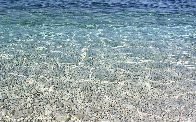 ein Bild des glasklaren Meeres vom Antisamos Strand auf Kefalonia