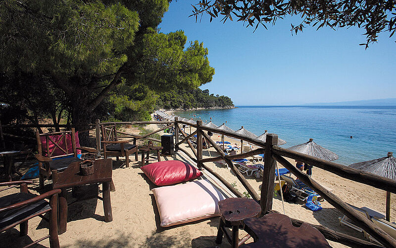 ein Bild mit Blick auf den Maratha Strand auf Skiathos