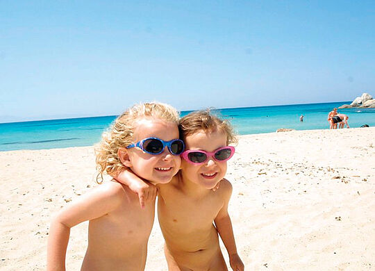 ein Bild eines Strandes auf Naxos mit 2 Kindern im Vordergrund