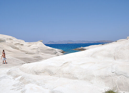 ein Bild eines weißen Srandes in Milos